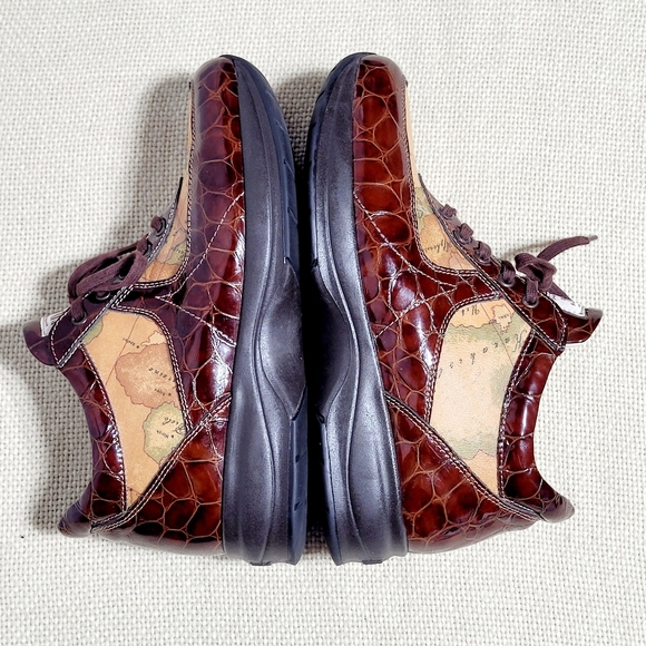 Alviero Martini 1A Classe Embossed Leather Geo Crossing Sneaker Women's EU38/US7 - Picture 9 of 12